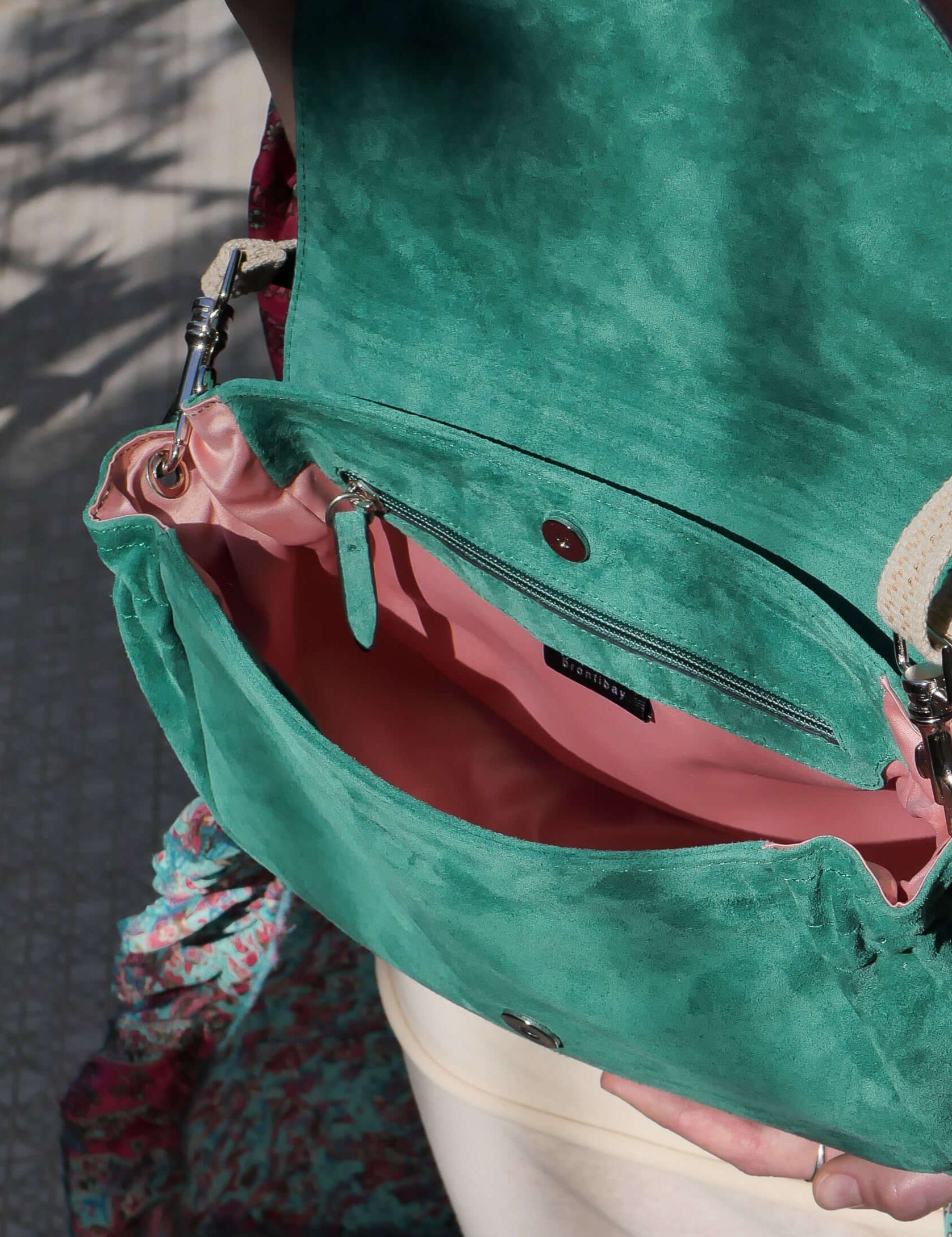 Janis flap bag in green suede with pink lining