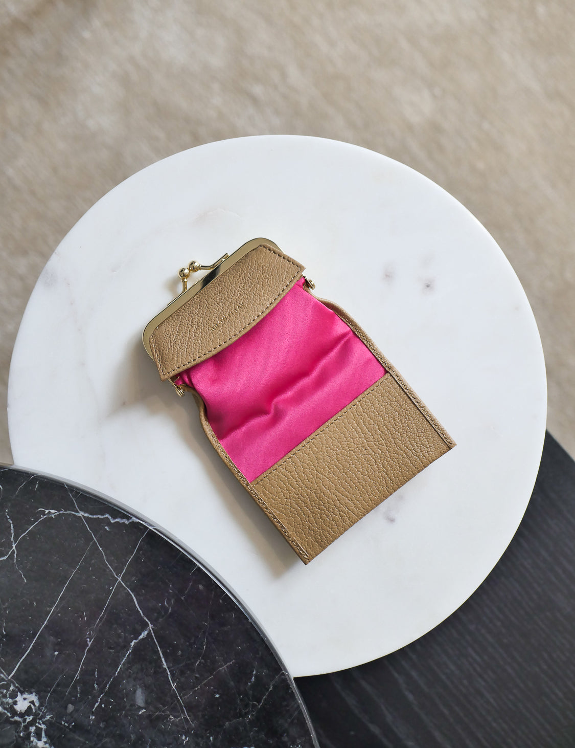 KISSLOCK RETRO FRAME WALLET WITH CREDIT CARD POCKET AND HOT PINK LINING